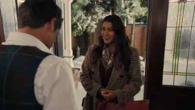 - Wow. You look amazing.
- I cleaned up nice, huh? - Christmas with the Singhs
