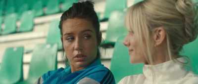 - Wow, you're really having a hard time.
- [laughs] - Wingwomen