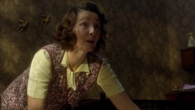 Wrapped my Renie up in this, we did. - Call the Midwife