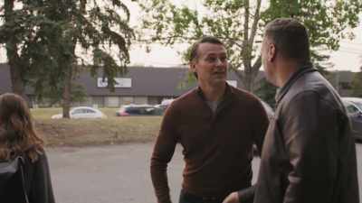 -Wren, hey, wait.
-I don't wanna talk to you. - Murder Runs in the Family