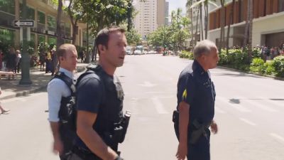 Wright was last seen
entering the mall on foot. - Hawaii Five-0