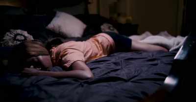 (Wynn snoring)
(hoop rattling) - 10 Reasons Why Men Cheat