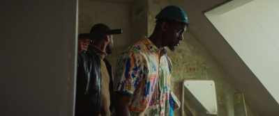 -X: Is there anyone in there?
-No, just a briefcase. - Tales of Babylon