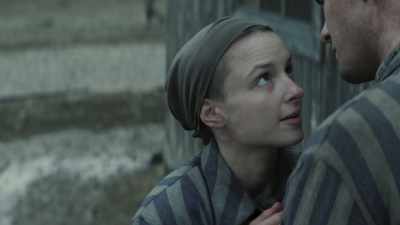 Y creo que mi madre
dejó ir mucha de la fe... - The Tattooist’s Son: Journey to Auschwitz