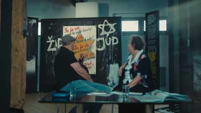 Y en la prensa eslovaca
se promocionaba - The Tattooist’s Son: Journey to Auschwitz