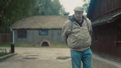 Y los perros
Y que golpeaban a la gente - The Tattooist’s Son: Journey to Auschwitz