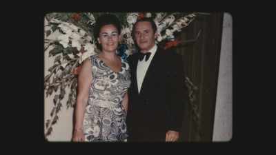 Y mira a mi padre con su sonrisa. - The Tattooist’s Son: Journey to Auschwitz
