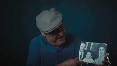 Ya es hora
de que conozca a mis padres. - The Tattooist’s Son: Journey to Auschwitz