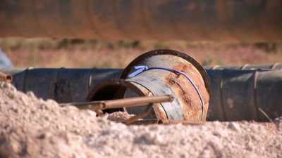 Yani and George get to work
attaching the blower parts. - Outback Opal Hunters