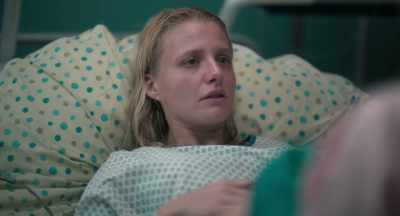 - Yardena doesn't answer.
The interns are all in the OR. - Sage homme