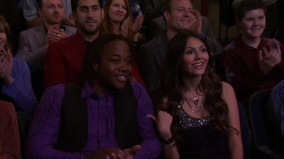 - YAY! THEY LOVE IT!
- YEAH, THEY DO. - Victorious