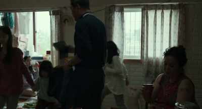 Ye-ji, take the kids over there. - Broker