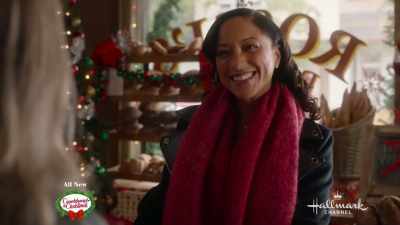- Yeah, actually, I would. - A Royal Queens Christmas
