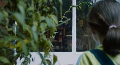 -Yeah, all right.
-Ah. No hugs for your dad? - Martyrs Lane