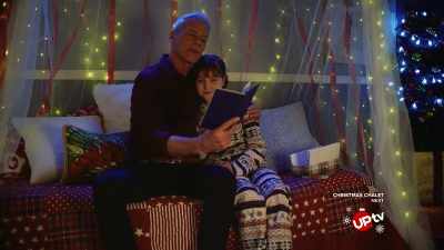-Yeah.
-All right. Come here. - A Very Country Christmas Homecoming