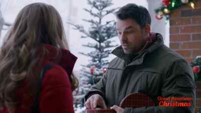 - Yeah?
- And there's this trail that I found online. - Christmas Under the Northern Lights