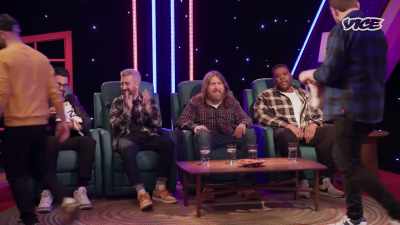 - Yeah.
[audience cheers] - Super Maximum Retro Show