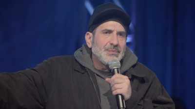 - Yeah.
- [audience laughing] - Dave Attell: Hot Cross Buns