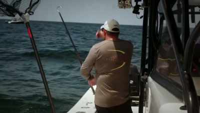 -Yeah, buddy! Get
a good one? Yeah! Nice!
-[ron] yeah! - Deadliest Catch: Bloodline