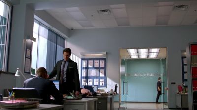 - Yeah, Caffrey?
- You heard from Peter? - White Collar