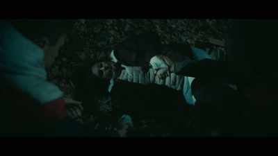 -Yeah. Give me a hand.
-[Herbert] Yeah? - War of the Worlds: The Attack