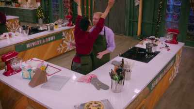 - Yeah, guys! We did it.
- Happy pie challenge. - Baking It