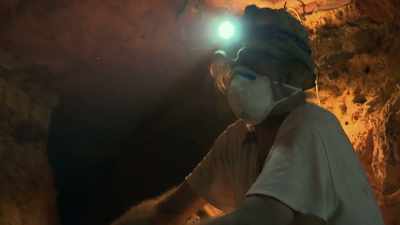 Yeah, if he got upset,
he would've slapped me in the face, - Outback Opal Hunters