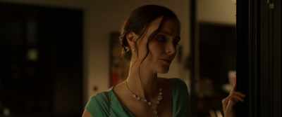 - Yeah?
- Her perfume fucking stinks. - Memory