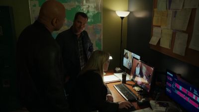 Yeah,
he's got a laceration on his forehead. - NCIS: Los Angeles