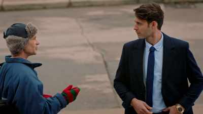 - Yeah, hi.
- Ah. - Six Degrees of Santa