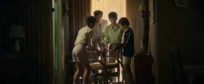 - Yeah, hold it, kid.
- That's it! - The Movie Teller
