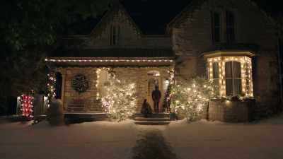 -Yeah.
-[hugo exhales] - The Christmas Setup