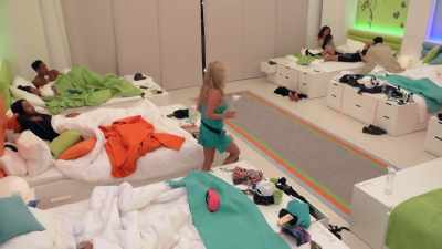Yeah, I am.
Good night. I'm going to bed. - Love Island