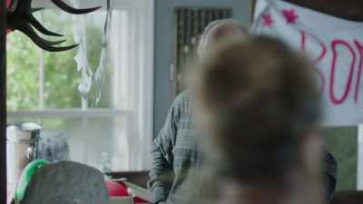 - Yeah.
- I'm going to ice Cass' goodbye cake. - Back