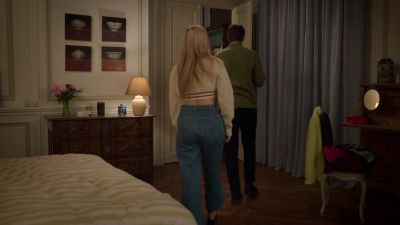 Yeah, this is actually my room. - Emily in Paris