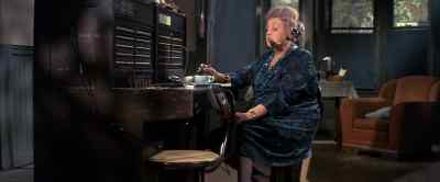 - Yeah?
- It's Alice Foss, Chief. - The Russians Are Coming the Russians Are Coming