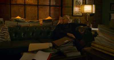 - Yeah?
- It's Lisa. Got a minute? - The Kominsky Method