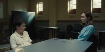 Yeah, he just gets angry with
himself, but he's never hit her. - Adolescence