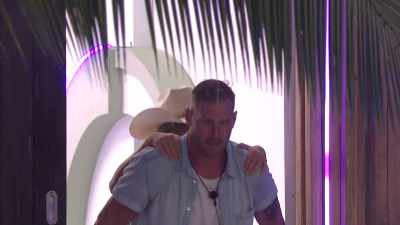 >> YEAH, ONE, TWO, THREE... OH,
GO, COWBOY. - Love Island