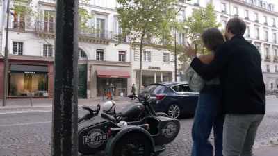 - Yeah? Ta-da!
- [ screams ] - Love Trip: Paris