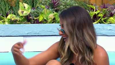 >> YEAH, THAT'S A GIRL, I WOULD
SAY THAT. - Love Island