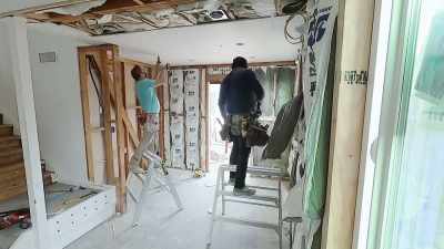 - Yeah.
- With no extra expenses in the bathroom, - Help! I Wrecked My House