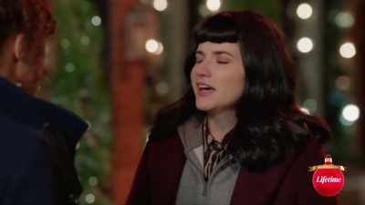 Yeah, yeah, everything's fine.
Yeah, I think so. - Under the Christmas Tree