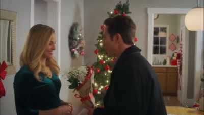 Yeah, yeah, these are for you. - Sharing Christmas