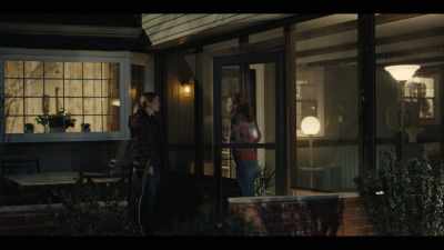 -Yeah. You wanna come in?
-I'll wait out here. - Mare of Easttown
