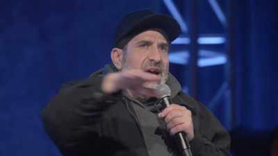 - Yeah, you're into it.
- [audience cheering] - Dave Attell: Hot Cross Buns