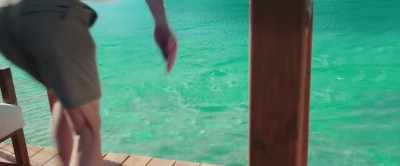- [Yelling] In!
- [Screams] - The Requin