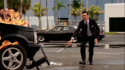 - [ Yells ]
- It came from the roof! - Burn Notice