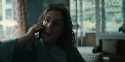 - Yes, hello.
- Selby, it's me. - Rain Dogs