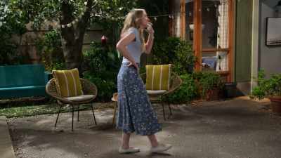Yes, hello, Solana.
It's me, Claire, your roommate. - Pretty Smart